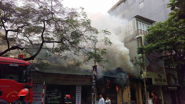 ha noi chay lon tai nha con trai co nhac si van cao