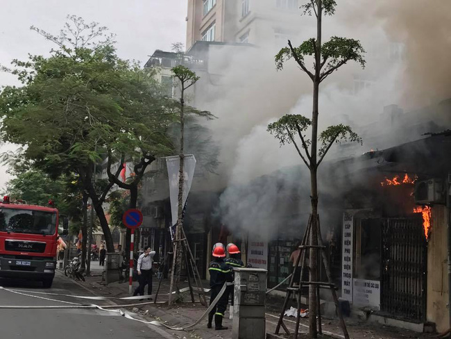 ha noi chay lon tai nha con trai co nhac si van cao