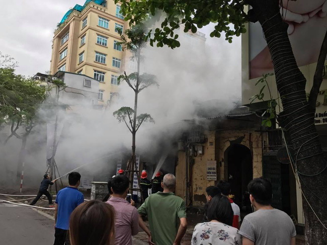 ha noi chay lon tai nha con trai co nhac si van cao
