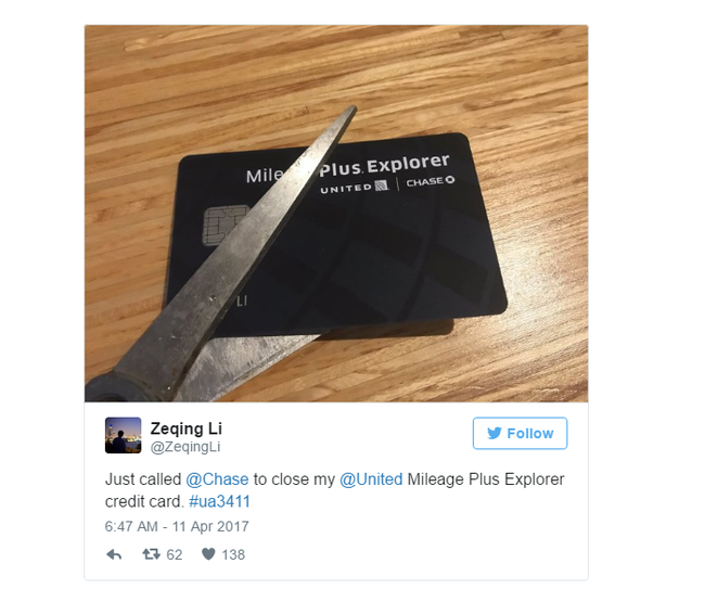 hanh khach than thiet cua united airlines be nat the thanh vien sau vu bac si goc viet bi keo le khoi may bay