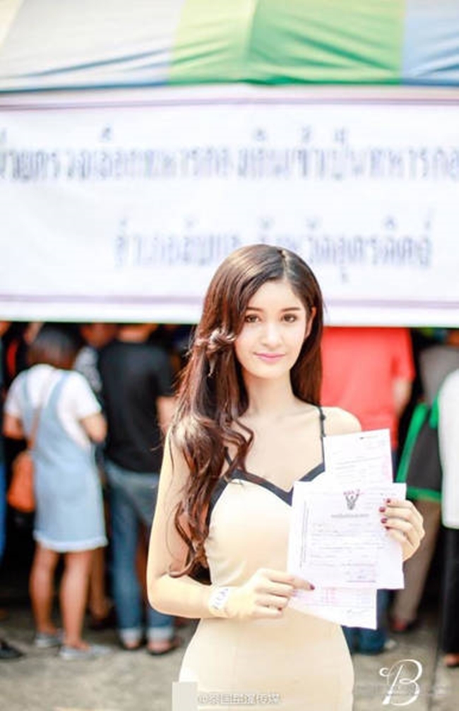 nguoi dep chuyen gioi thai lan gay chu y vi muon duoc o ky tuc xa nam khi nhap ngu