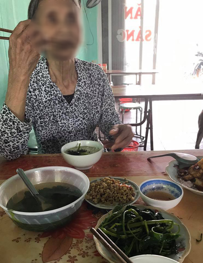 Câu chuyện cảm động của nữ tài xế đưa cụ già 72 tuổi đi hàng chục cây số về nhà cau chuyen cam dong cua nu tai xe dua cu gia 72 tuoi di hang chuc cay so ve nha