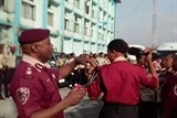 cat toc nhan vien nu quan chuc nigeria bi ky luat