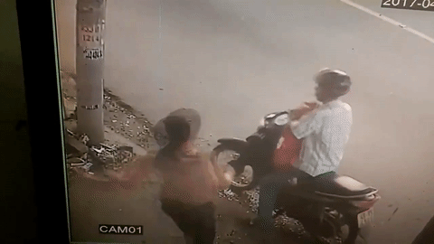 clip phat hien bi tho mat tui bot giat nguoi phu nu lao ra tung cuoc dap nga xe may cua ten trom