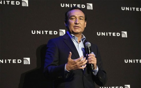 moi lanh giai lon ve pr chua day mot thang ceo united airlines da day cong ty vao cuoc khung hoang truyen thong lon nhat the ky