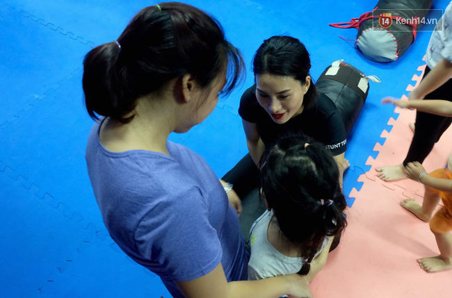 nu cascadeur xinh dep tinh nguyen day vo tu ve mien phi cho tre em o sai gon