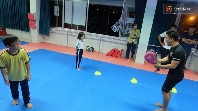 nu cascadeur xinh dep tinh nguyen day vo tu ve mien phi cho tre em o sai gon