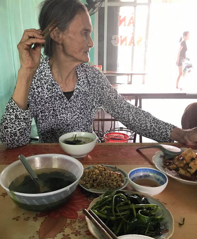 cu ba chong gay di bo suot 9km voi 5000 dong trong tui va hanh dong dep cua nguoi phu nu o tuyen quang