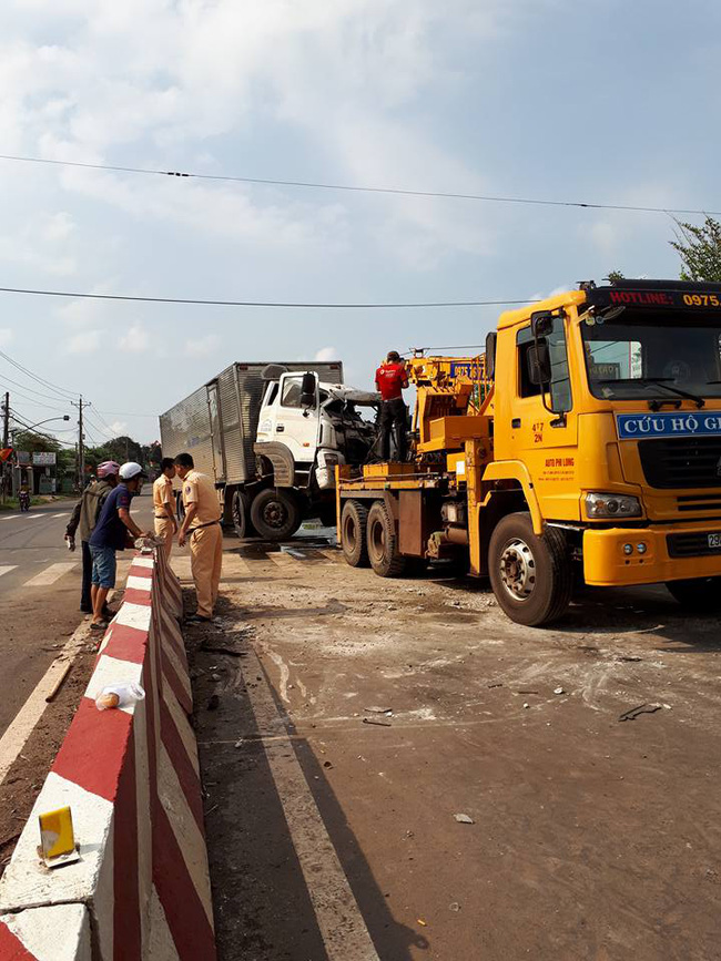 binh phuoc tranh nguoi phu nu di xe may sang duong xe tai bi xe ben huc nat dau