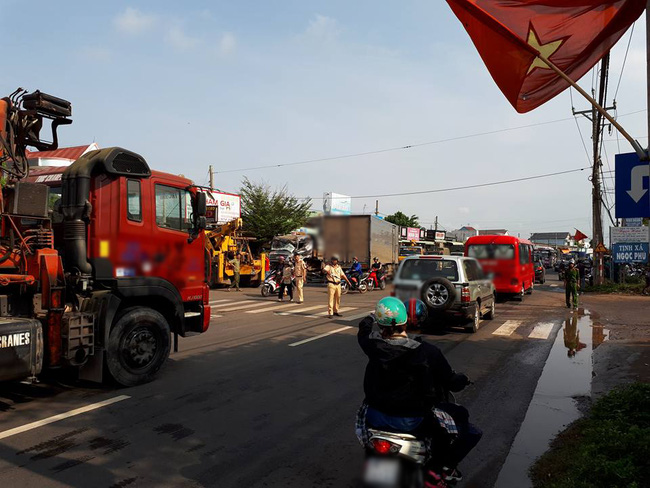 binh phuoc tranh nguoi phu nu di xe may sang duong xe tai bi xe ben huc nat dau