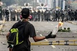 venezuela be trai 14 tuoi thiet mang khi tham gia bieu tinh