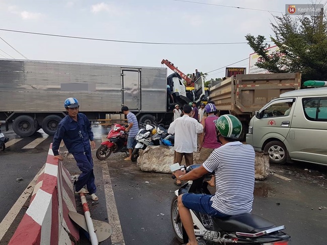 tranh 2 ba chau sang duong xe tai tong truc dien vao xe ben khien nhieu nguoi bi thuong