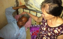 2 co gai bo cu ong o nghia dia sau khi tong ngat xiu la hoc sinh