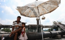 chum anh nguoi dan lao dong o sai gon vat lon duoi nang nong oi buc de muu sinh