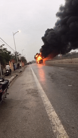 nghe an xe giuong nam no lop boc chay du doi tren duong