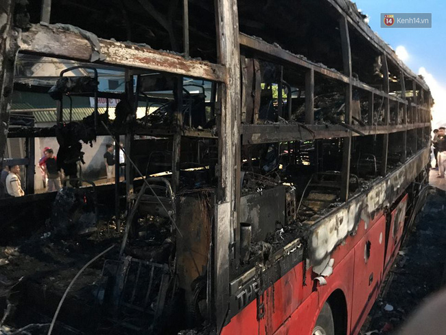 nghe an xe giuong nam no lop boc chay du doi tren duong