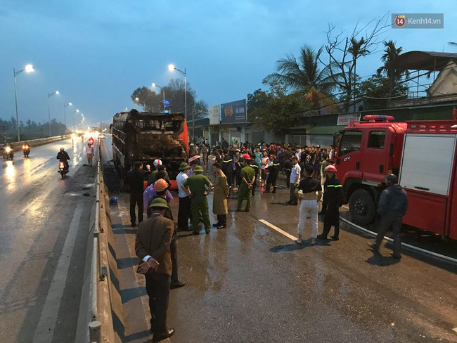 nghe an xe giuong nam no lop boc chay du doi tren duong