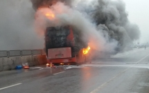 xe khach boc chay du doi tren ql1a hai me con om nhau nhay xuong duong thoat chet