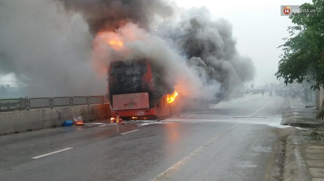 xe khach boc chay du doi tren ql1a hai me con om nhau nhay xuong duong thoat chet