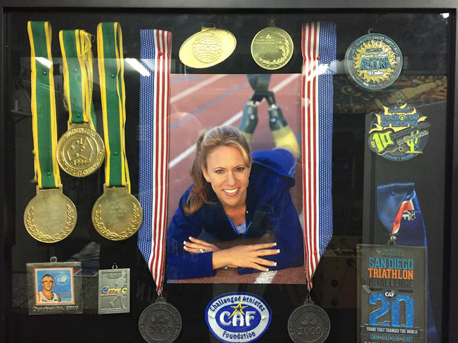 nguoi phu nu cut hai cang chan mang y chi sieu nhan