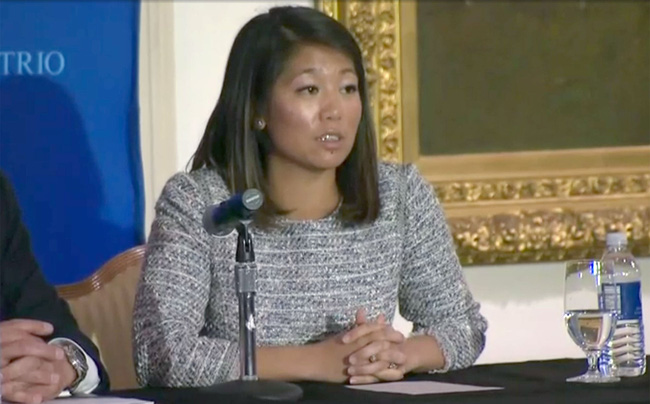 con gai bac si goc viet bi keo le khoi may bay united airlines chung toi da rat soc va so hai khi xem doan video