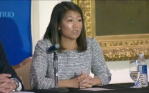 con gai bac si goc viet bi keo le khoi may bay united airlines chung toi da rat soc va so hai khi xem doan video