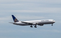 united airlines bi to co tinh phot lo hanh vi quay roi tinh duc cua hanh khach say xin tren chuyen bay