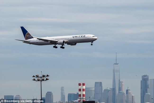 united airlines bi to co tinh phot lo hanh vi quay roi tinh duc cua hanh khach say xin tren chuyen bay