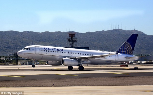 united airlines bi to co tinh phot lo hanh vi quay roi tinh duc cua hanh khach say xin tren chuyen bay