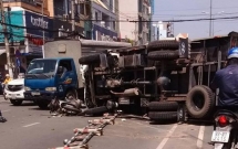 tphcm xe tai cho bia lat do ngay tren duong 2 nguoi di xe sh bi thuong