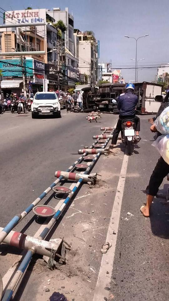 tphcm xe tai cho bia lat do ngay tren duong 2 nguoi di xe sh bi thuong