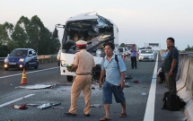 va cham kinh hoang giua xe khach va xe tai tren cao toc trung luong 5 nguoi thuong vong