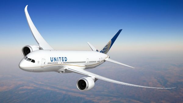 nam hanh khach bi bo cap nhay du len dau tren chuyen bay cua hang united airlines