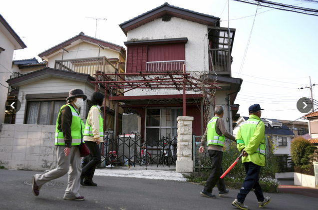 nghi pham co the da giau be gai nguoi viet trong chiec xe cam trai