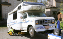 nghi pham co the da giau be gai nguoi viet trong chiec xe cam trai