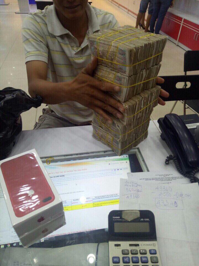 cam bao tai tien le di mua iphone 7 nguoi dan ong khien ca cua hang bang hoang