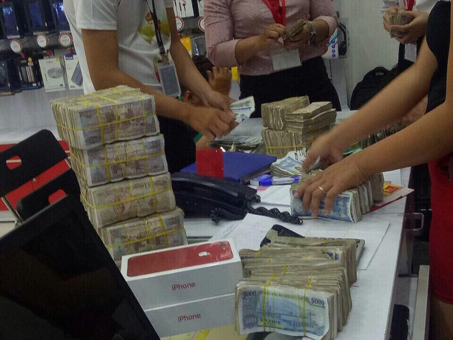 cam bao tai tien le di mua iphone 7 nguoi dan ong khien ca cua hang bang hoang
