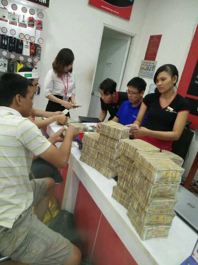 cam bao tai tien le di mua iphone 7 nguoi dan ong khien ca cua hang bang hoang