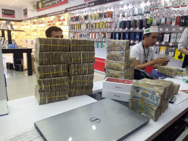 cam bao tai tien le di mua iphone 7 nguoi dan ong khien ca cua hang bang hoang