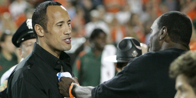 dwayne the rock johnson tu cau thu bong bau duc that bai den dien vien co thu nhap khung nhat hollywood