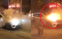 xe mercedes boc chay ngay tren duong