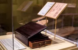 ban lam viec cua nhung thien tai nhu elon musk thomas edison hay mark zuckerberg gian di den kho tin