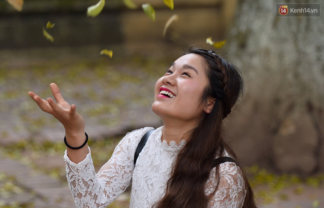 cuoi tuan chi em ao dai vay hoa keo nhau di pose anh o con duong la vang phan dinh phung