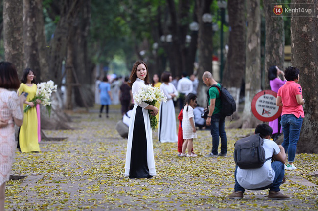 cuoi tuan chi em ao dai vay hoa keo nhau di pose anh o con duong la vang phan dinh phung