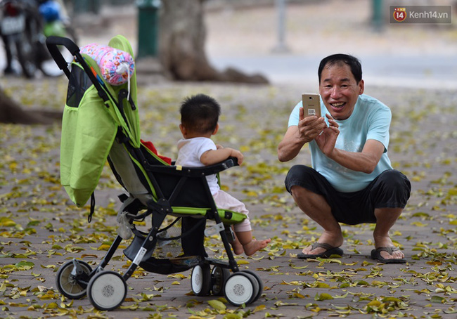 cuoi tuan chi em ao dai vay hoa keo nhau di pose anh o con duong la vang phan dinh phung