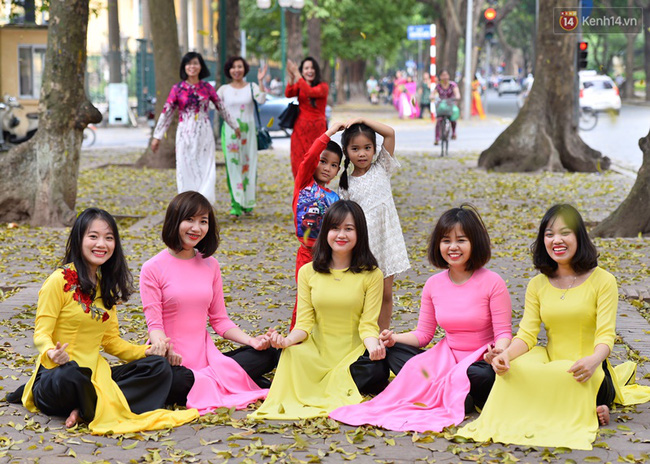 cuoi tuan chi em ao dai vay hoa keo nhau di pose anh o con duong la vang phan dinh phung