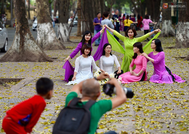 cuoi tuan chi em ao dai vay hoa keo nhau di pose anh o con duong la vang phan dinh phung