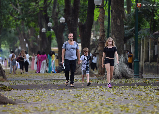 cuoi tuan chi em ao dai vay hoa keo nhau di pose anh o con duong la vang phan dinh phung