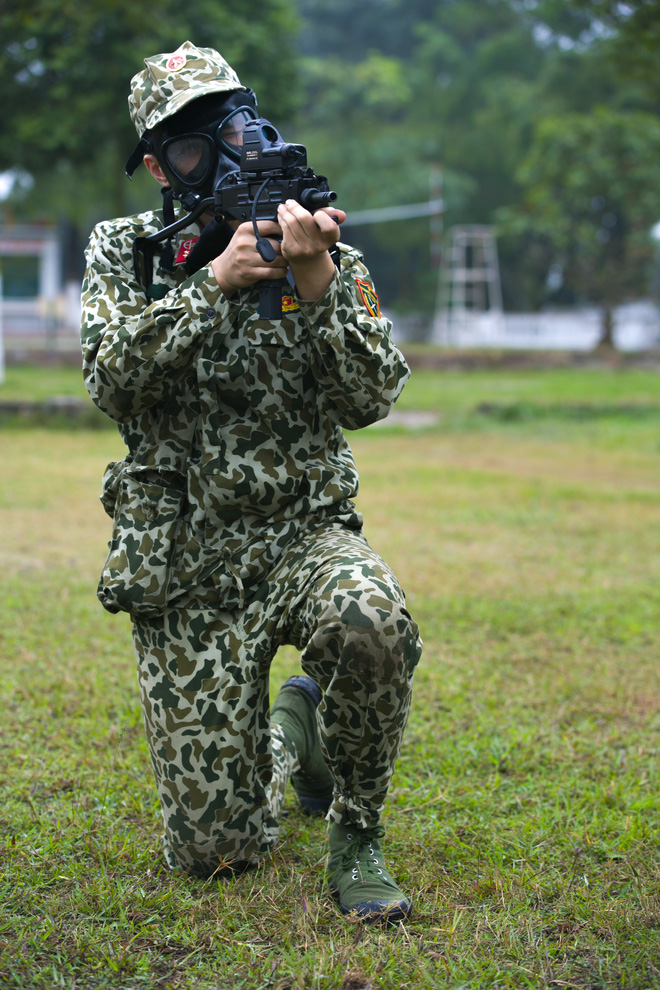 binh an quoc thien cang thang khi phai leo xuong tu nha cao tang