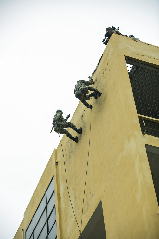 binh an quoc thien cang thang khi phai leo xuong tu nha cao tang